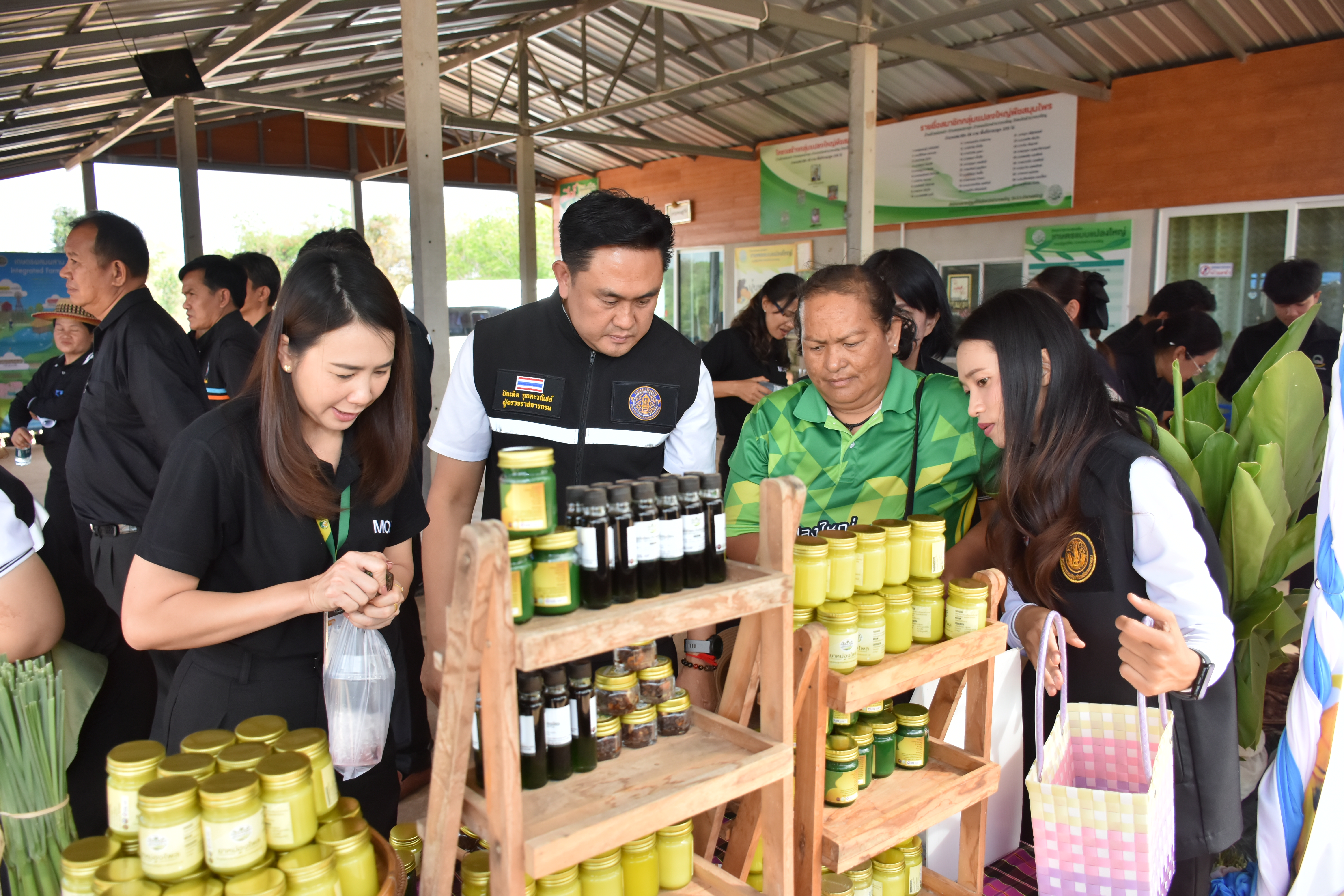 title - ผู้ตรวจราชการกระทรวงเกษตรและสหกรณ์ เขตตรวจราชการที่ 14 (นางสุวรรณี ศรีสุวรรณ์) และคณะผู้ตรวจราชการกรม ลงพื้นที่ตรวจติดตามนโยบายยกระดับสินค้าเกษตรและบริการมูลค่าสูง การพัฒนาสินค้าเกษตรมูลค่าสูง โครงการส่งเสริมและพัฒนาสินค้าเกษตรชีวภาพ (สมุนไพร) ณ แปลงใหญ่สมุนไพร หมู่ 10 บ้านห้วยร่องคำ ตำบลกุดปลาดุก อำเภอเมืองอำนาจเจริญ จังหวัดอำนาจเจริญ